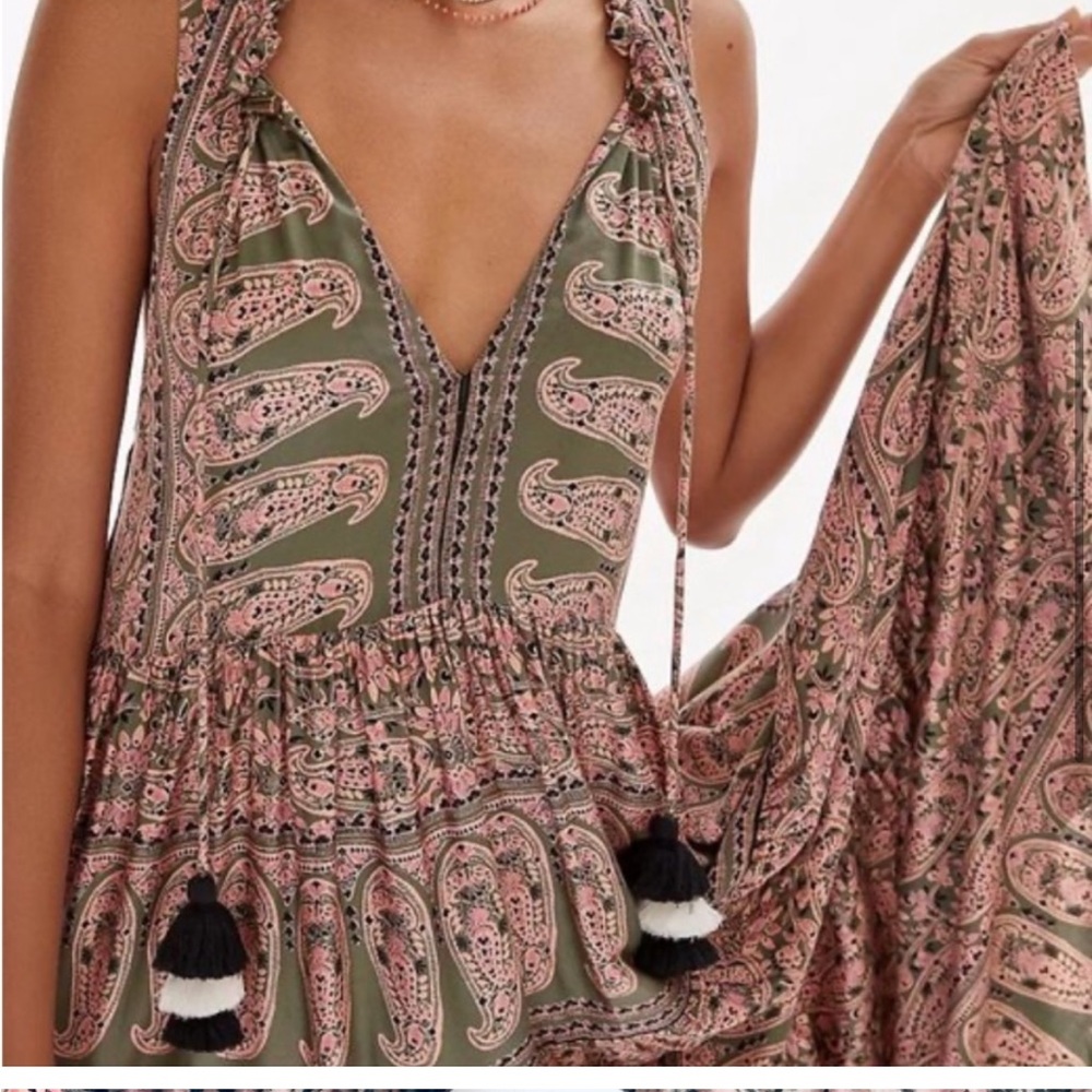 Sleeveless V-Neck Maxi Dress in Olive & Blush Paisley - Picture 3 of 10
